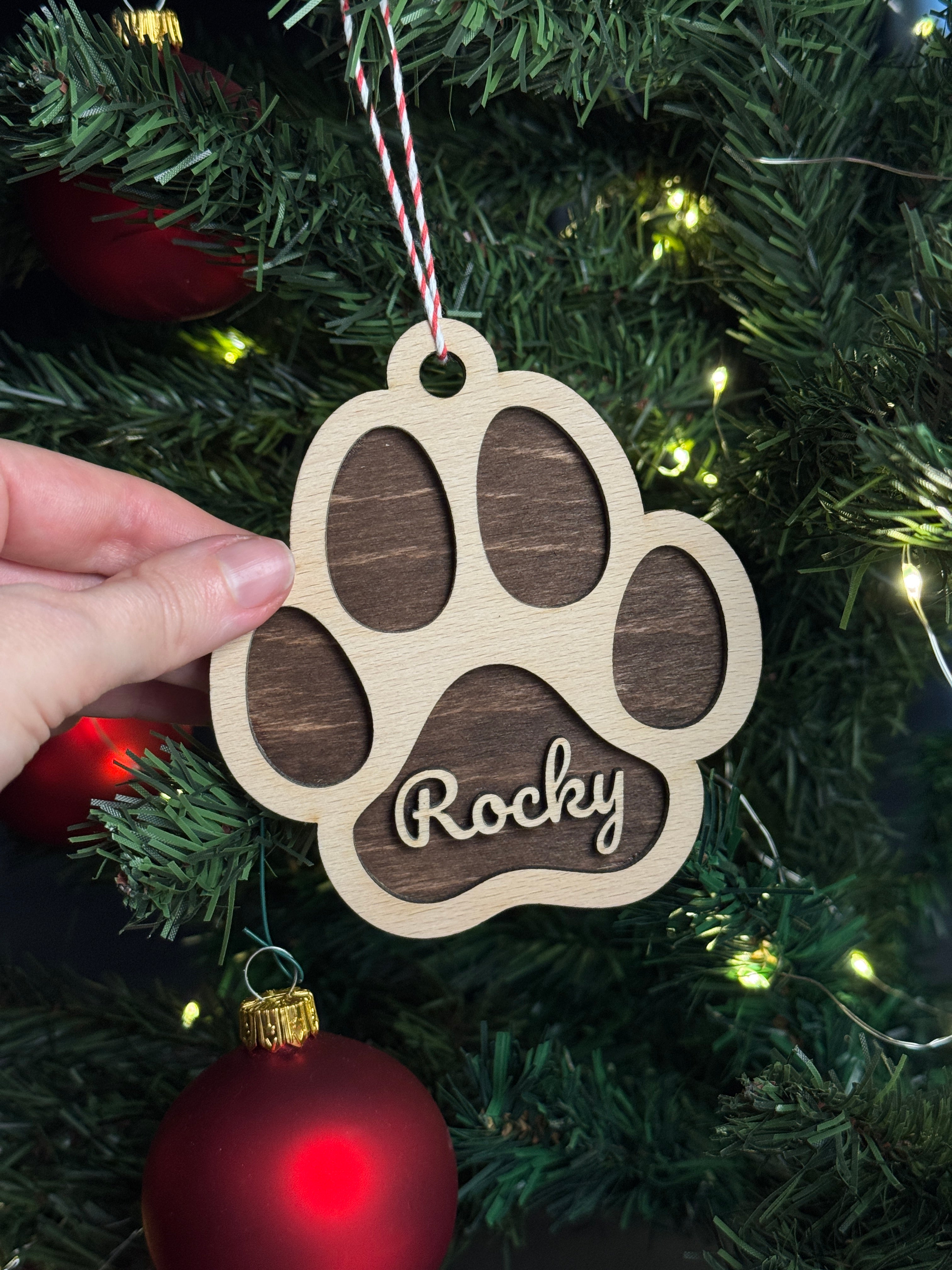 Dřevěná vánoční ozdoba – Psí tlapka se jménem