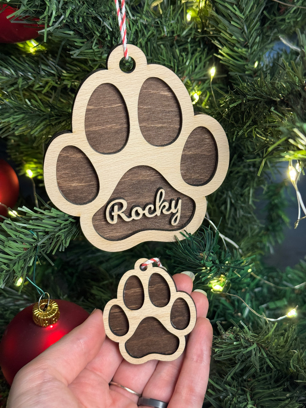 Dřevěná vánoční ozdoba – Psí tlapka se jménem
