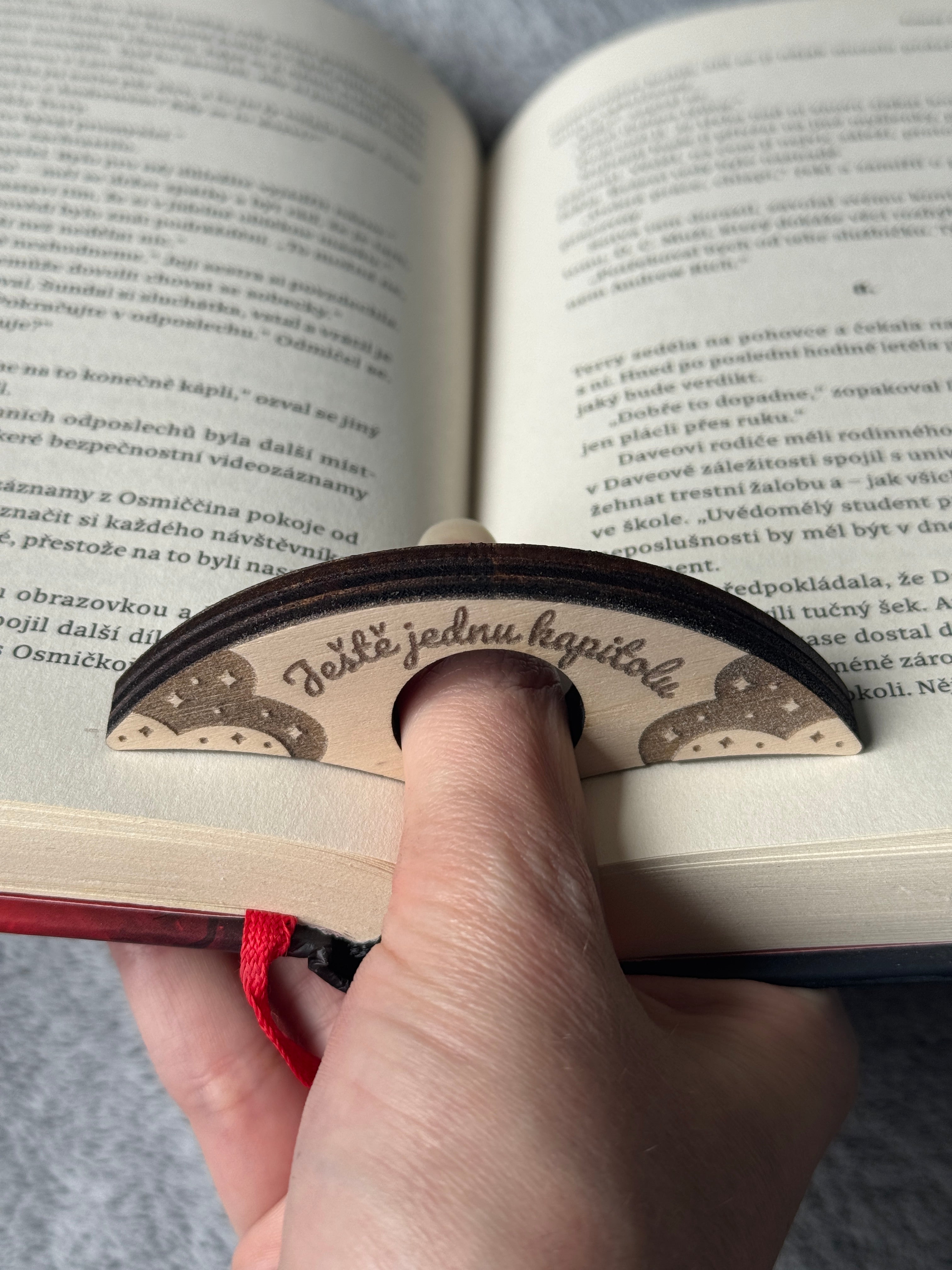 Dřevěný držák stránek na čtení – Ještě jednu kapitolu