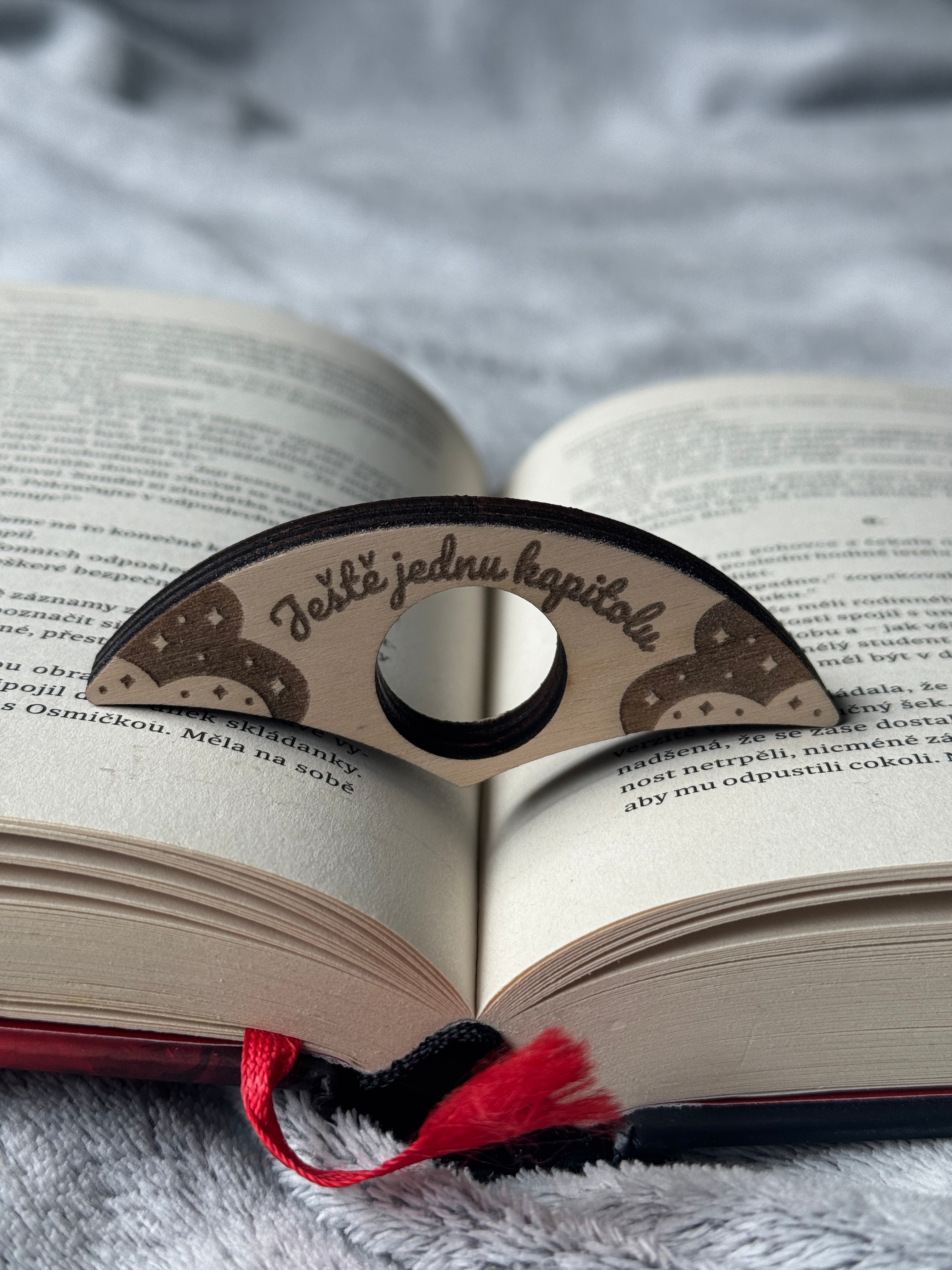 Dřevěný držák stránek na čtení – Ještě jednu kapitolu
