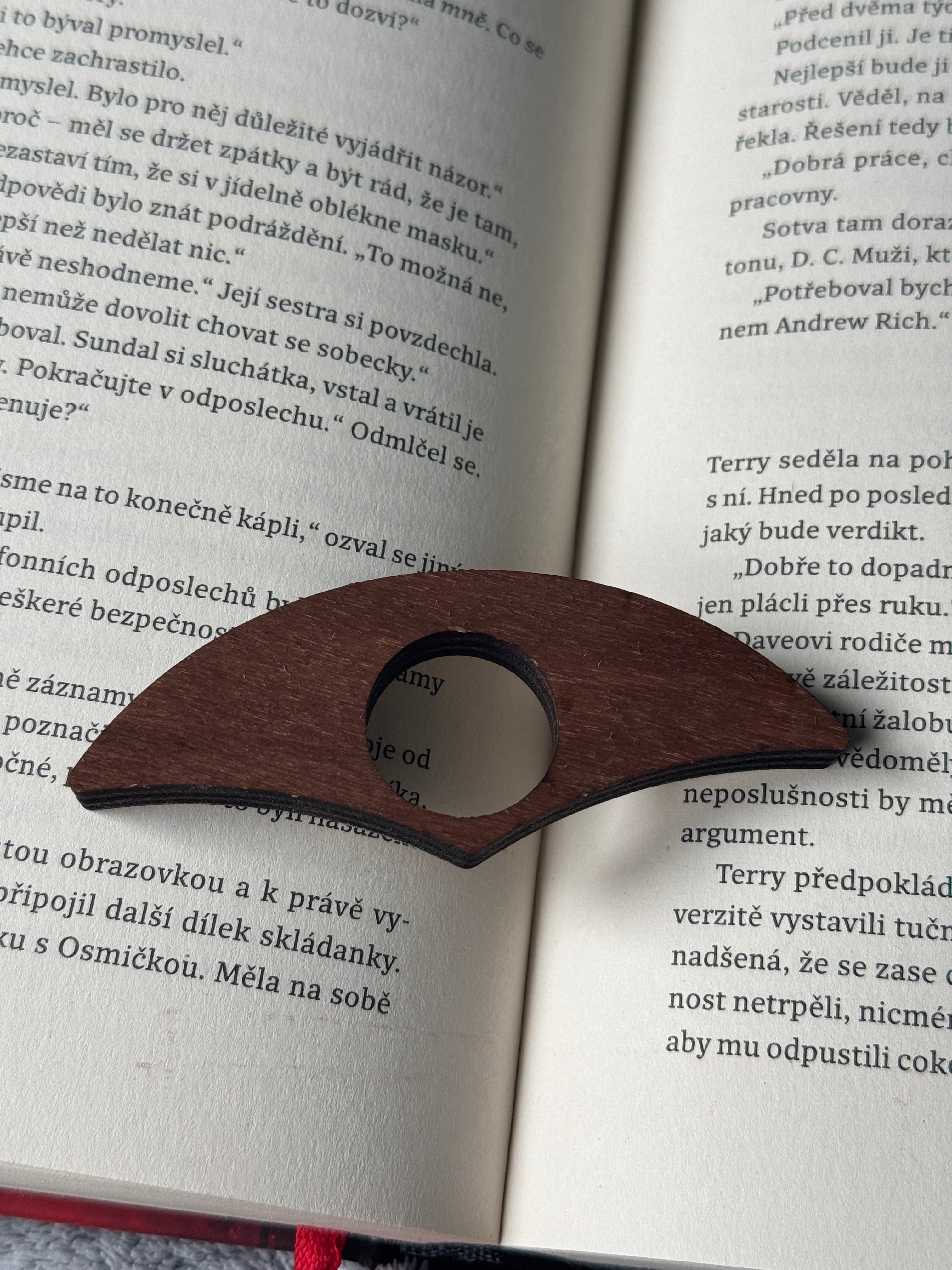 Dřevěný držák stránek na čtení – Ještě jednu kapitolu