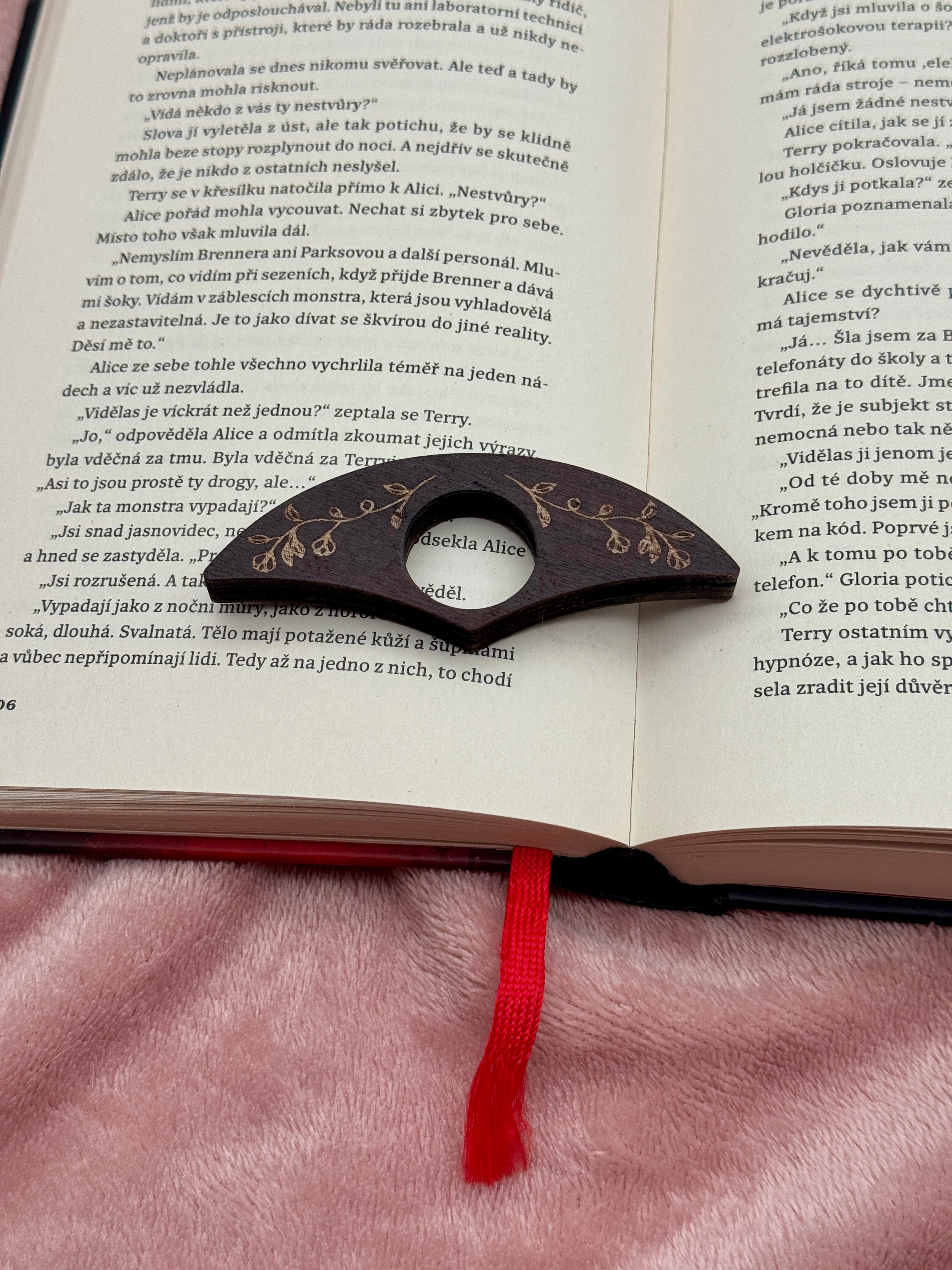 Dřevěný držák stránek na čtení – Motiv květin