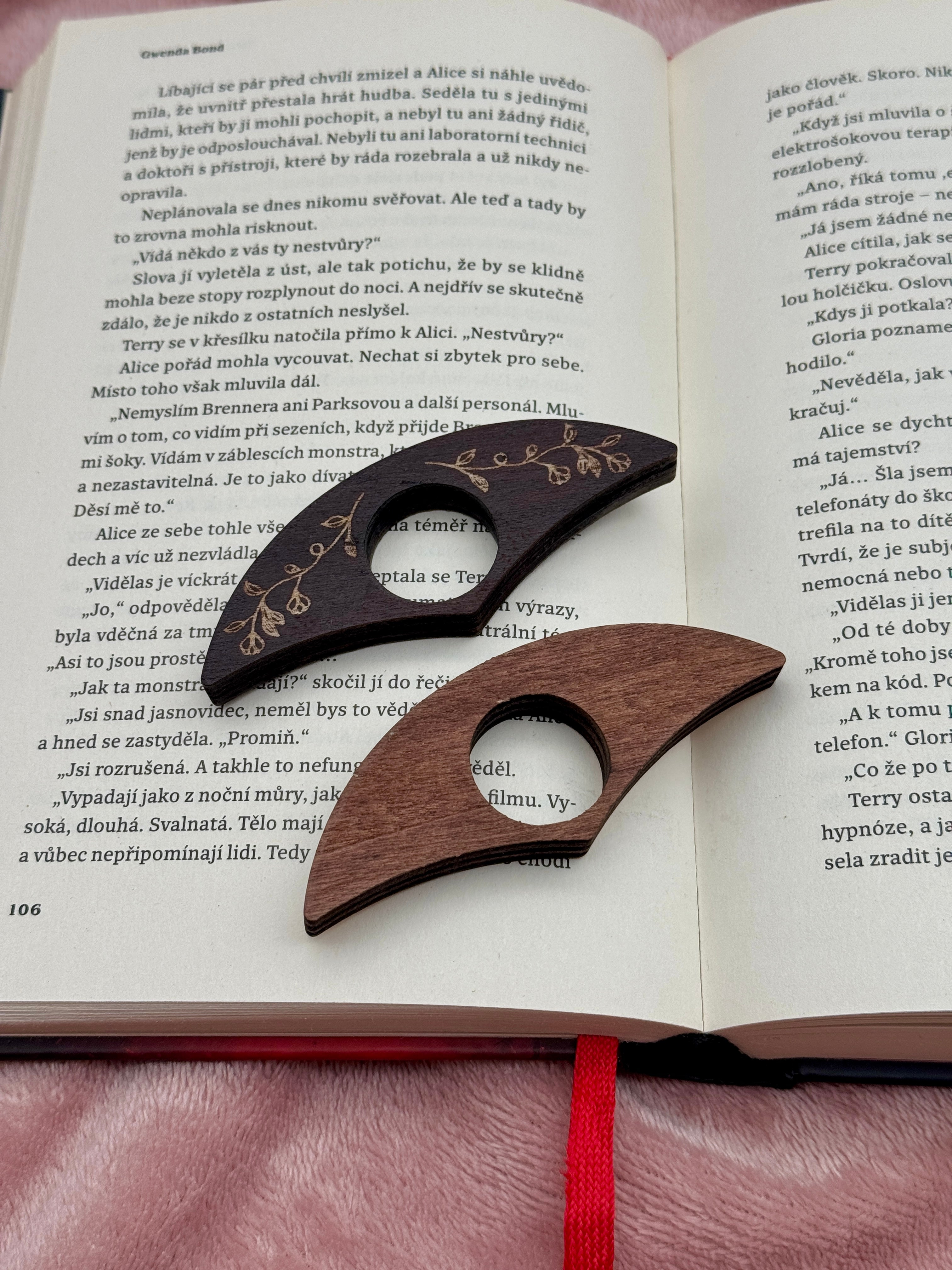 Dřevěný držák stránek na čtení – Motiv květin