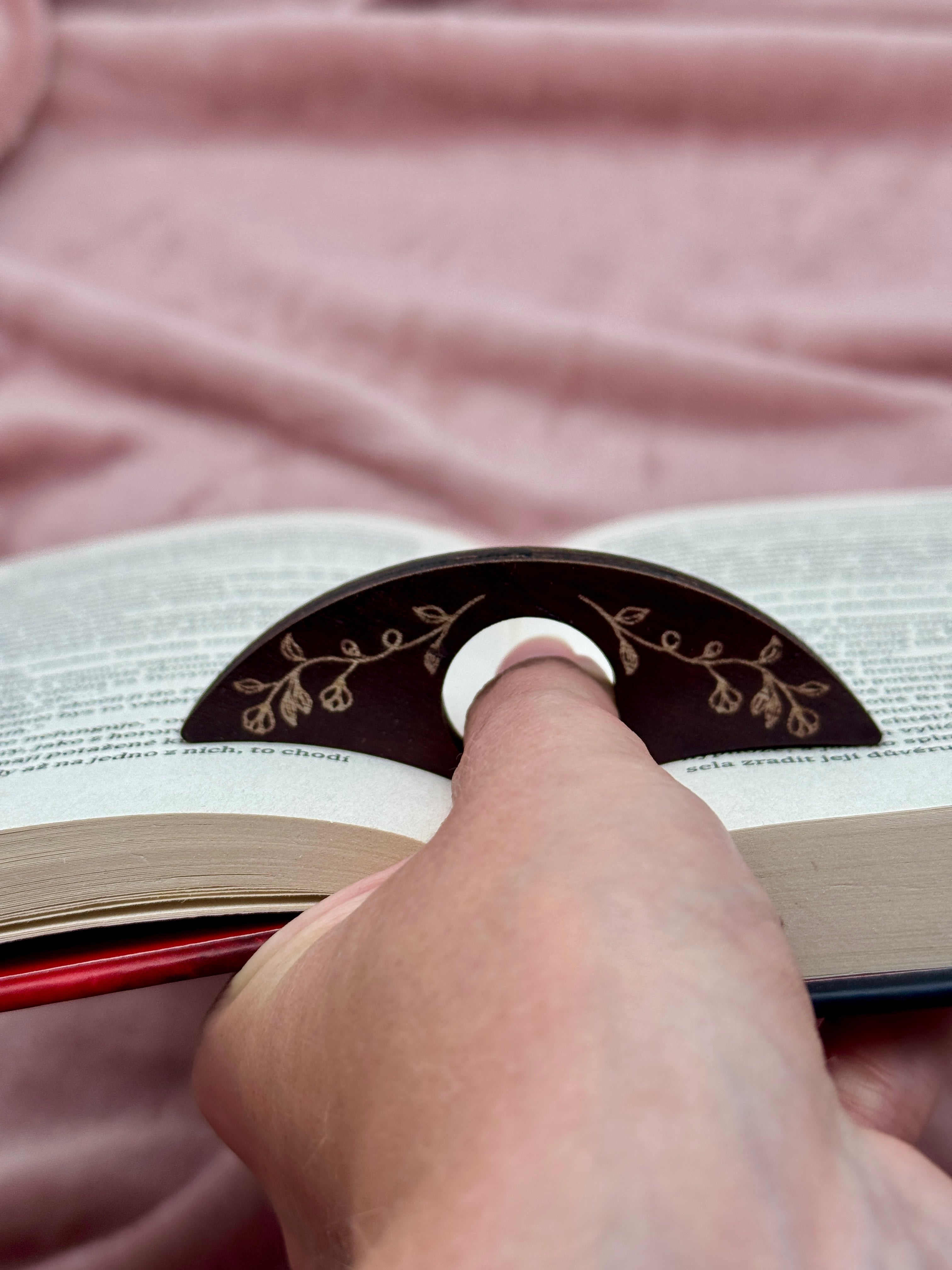 Dřevěný držák stránek na čtení – Motiv květin