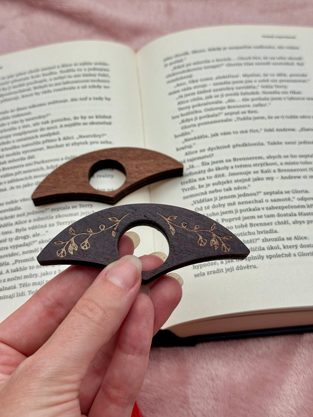 Dřevěný držák stránek na čtení – Motiv květin