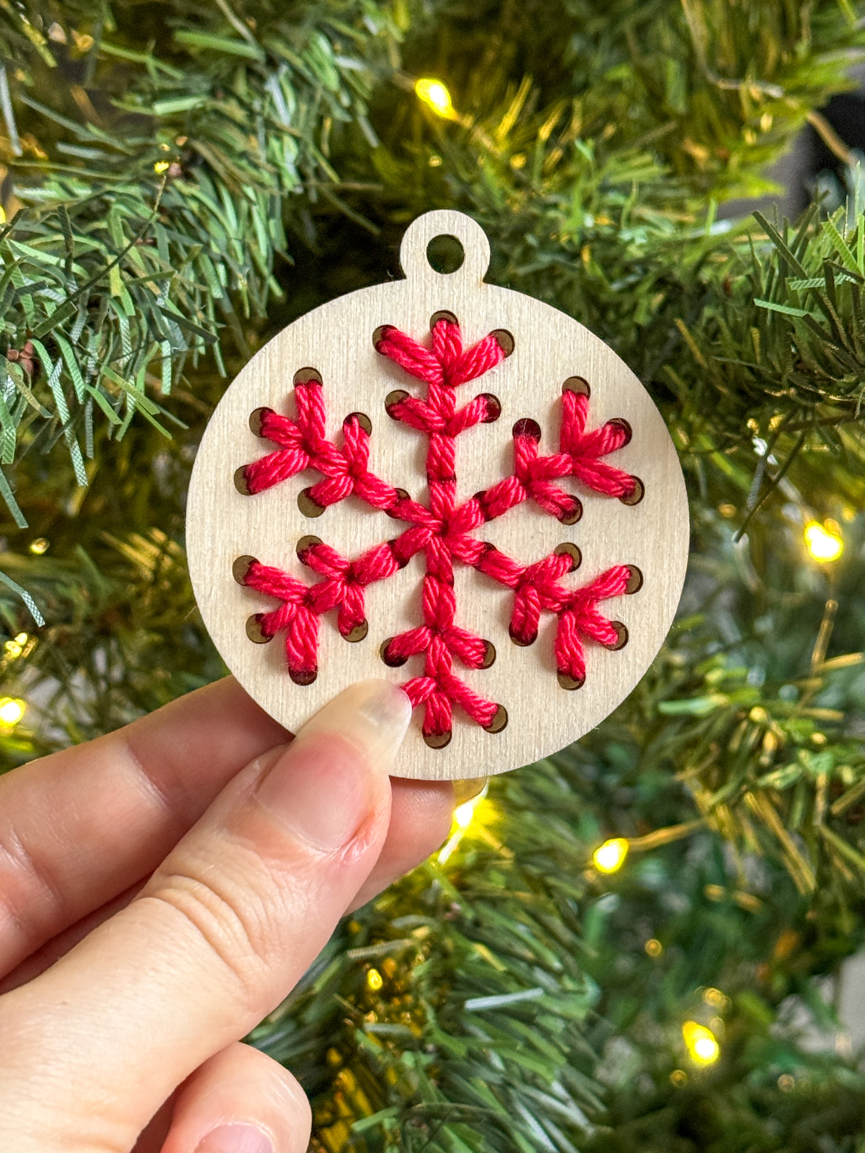 Kreativní sada na vyšívání – Dřevěné vločky přírodní (5 ks)