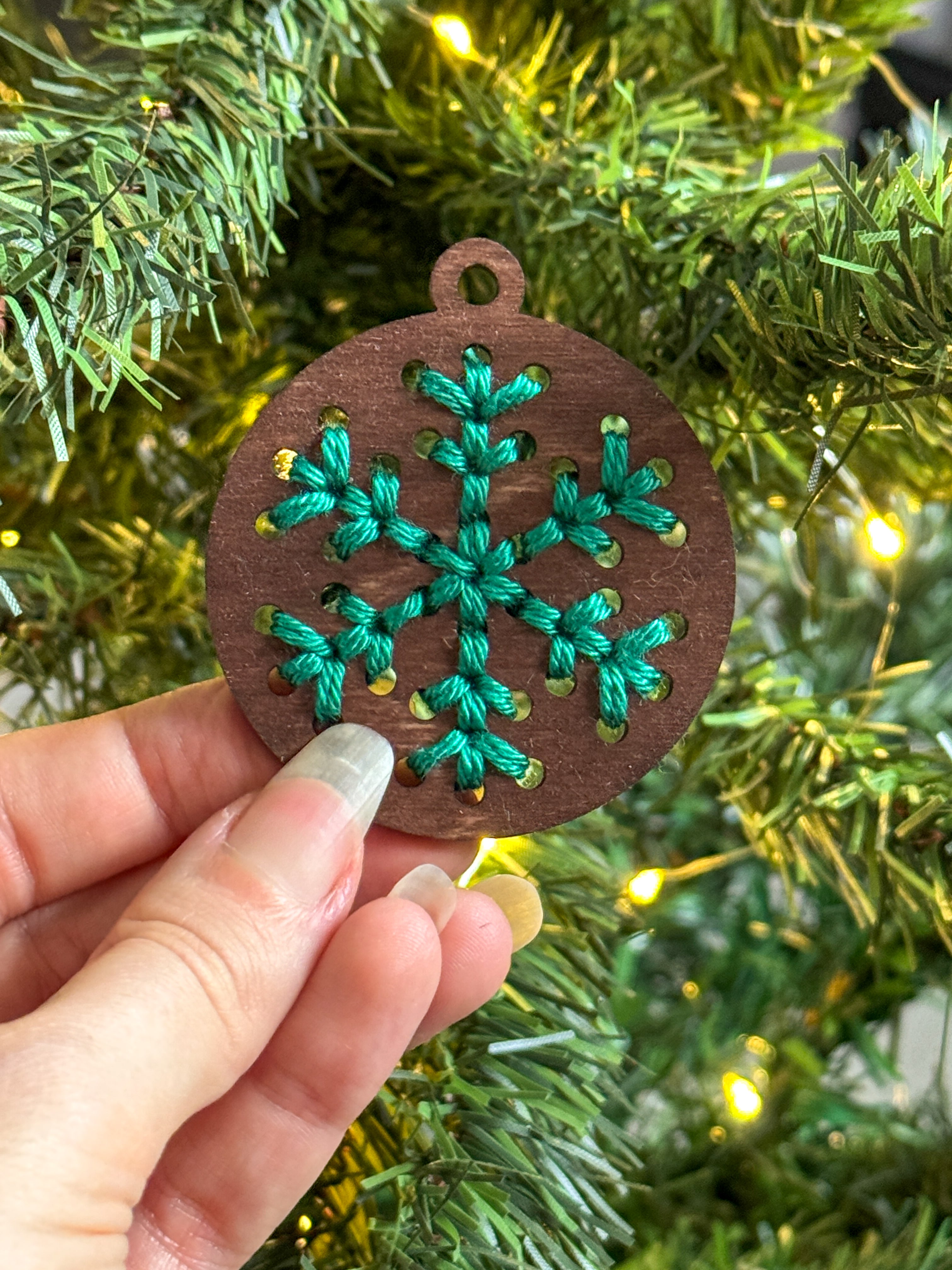 Kreativní sada na vyšívání – Dřevěné vločky tmavé (5 ks)