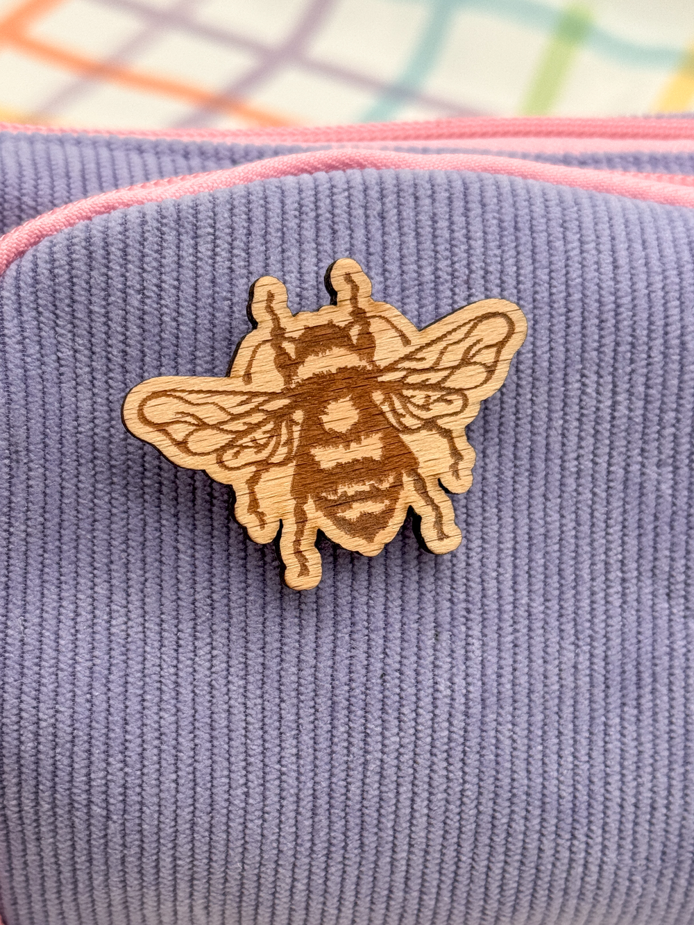 Dřevěná brož – Včelka