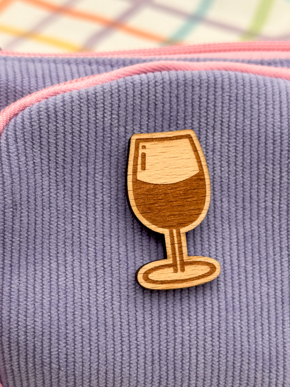 Dřevěná brož – Sklenka vína