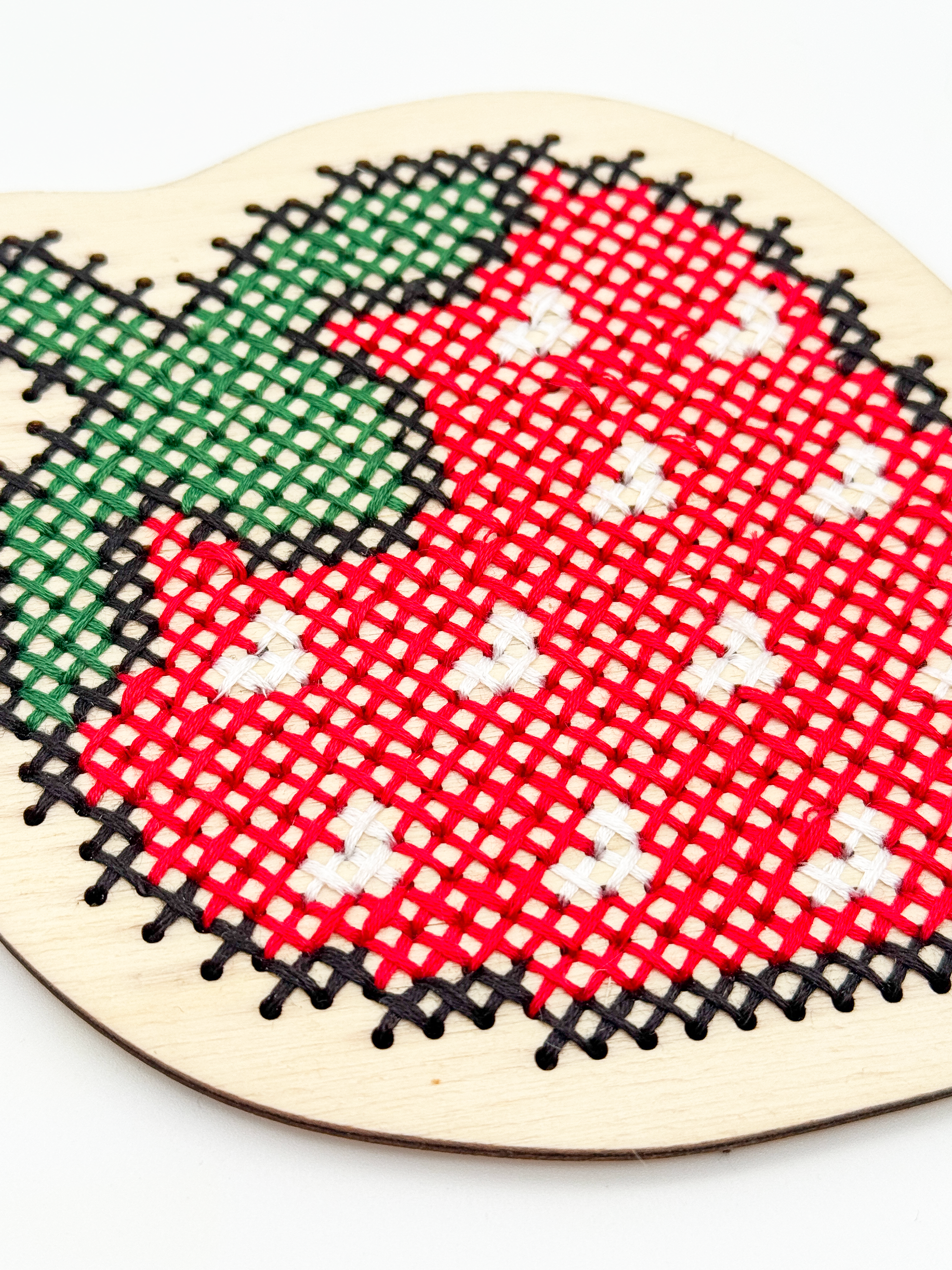 Dřevěná šablona na vyšívání – Jahoda