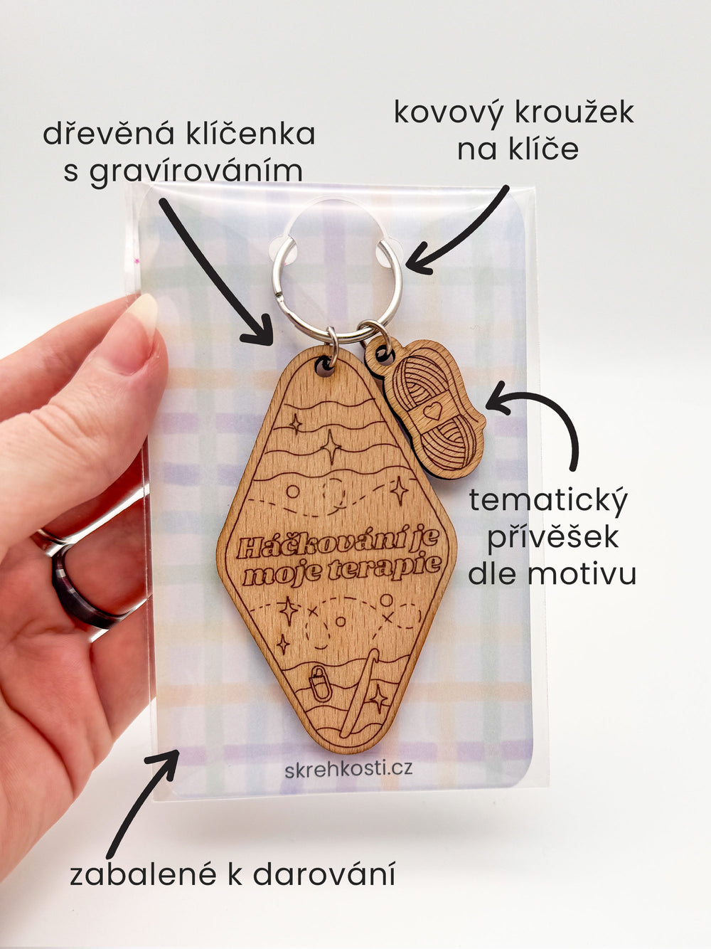 Dřevěná klíčenka – Háčkování je moje terapie