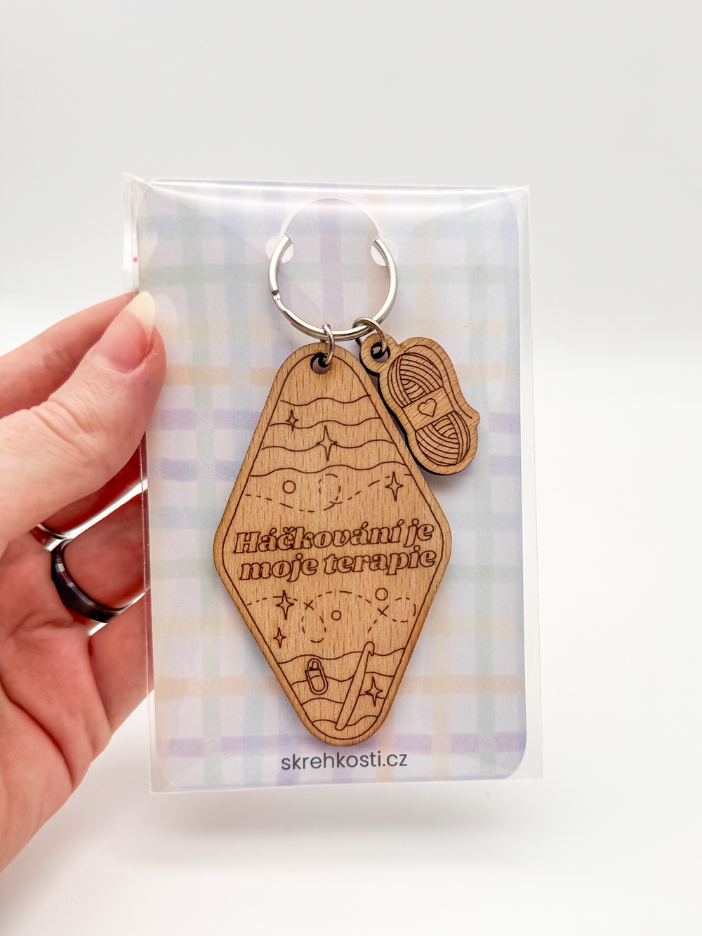 Dřevěná klíčenka – Háčkování je moje terapie