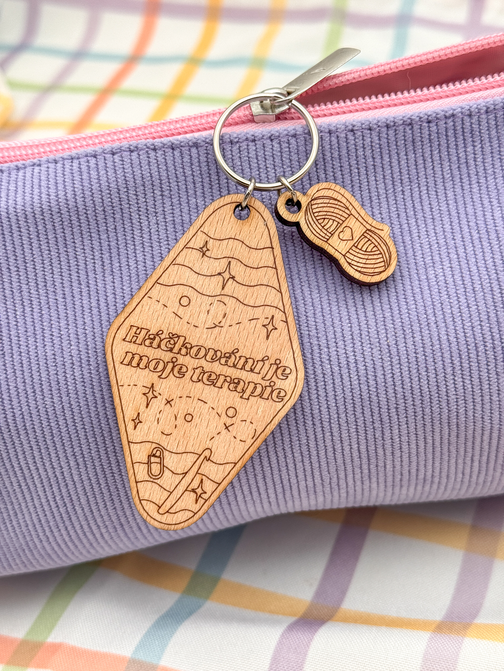 Dřevěná klíčenka – Háčkování je moje terapie