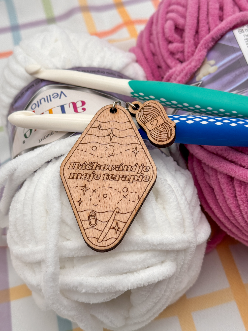 Dřevěná klíčenka – Háčkování je moje terapie