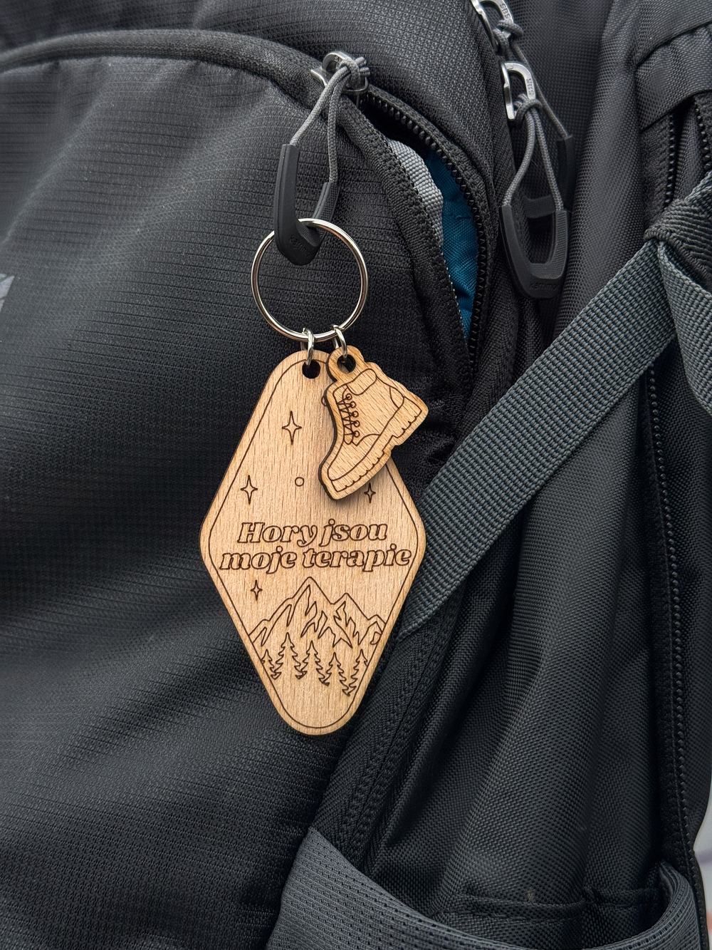 Dřevěná klíčenka – Hory jsou moje terapie