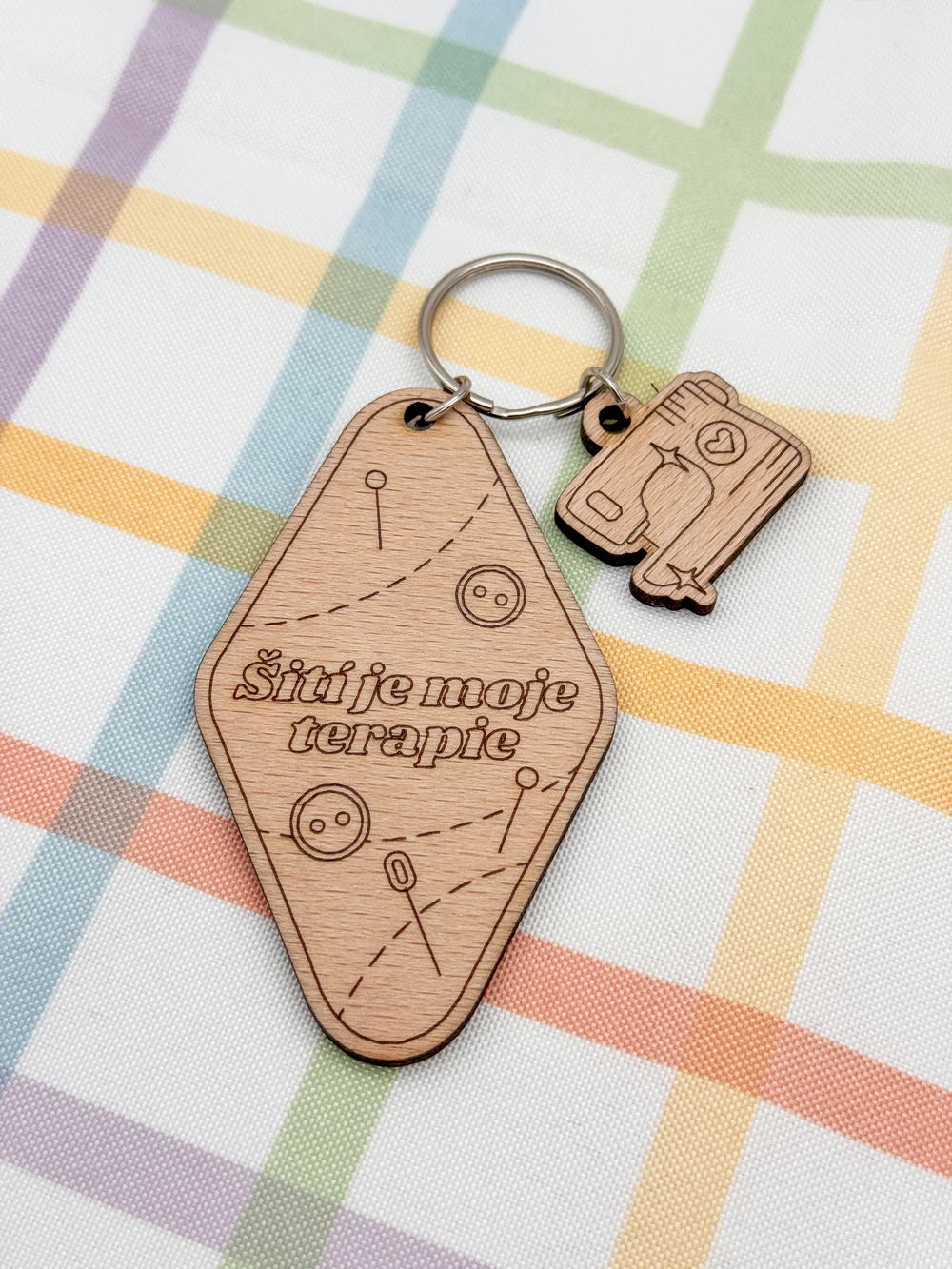 Dřevěná klíčenka – Šití je moje terapie