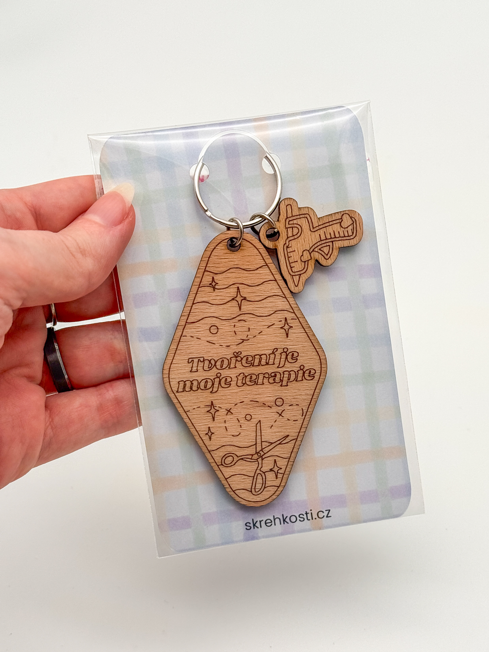 Dřevěná klíčenka – Tvoření je moje terapie