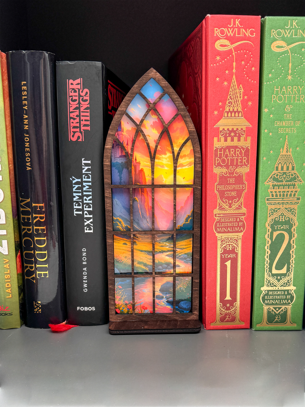 Dřevěné okno mezi knížky