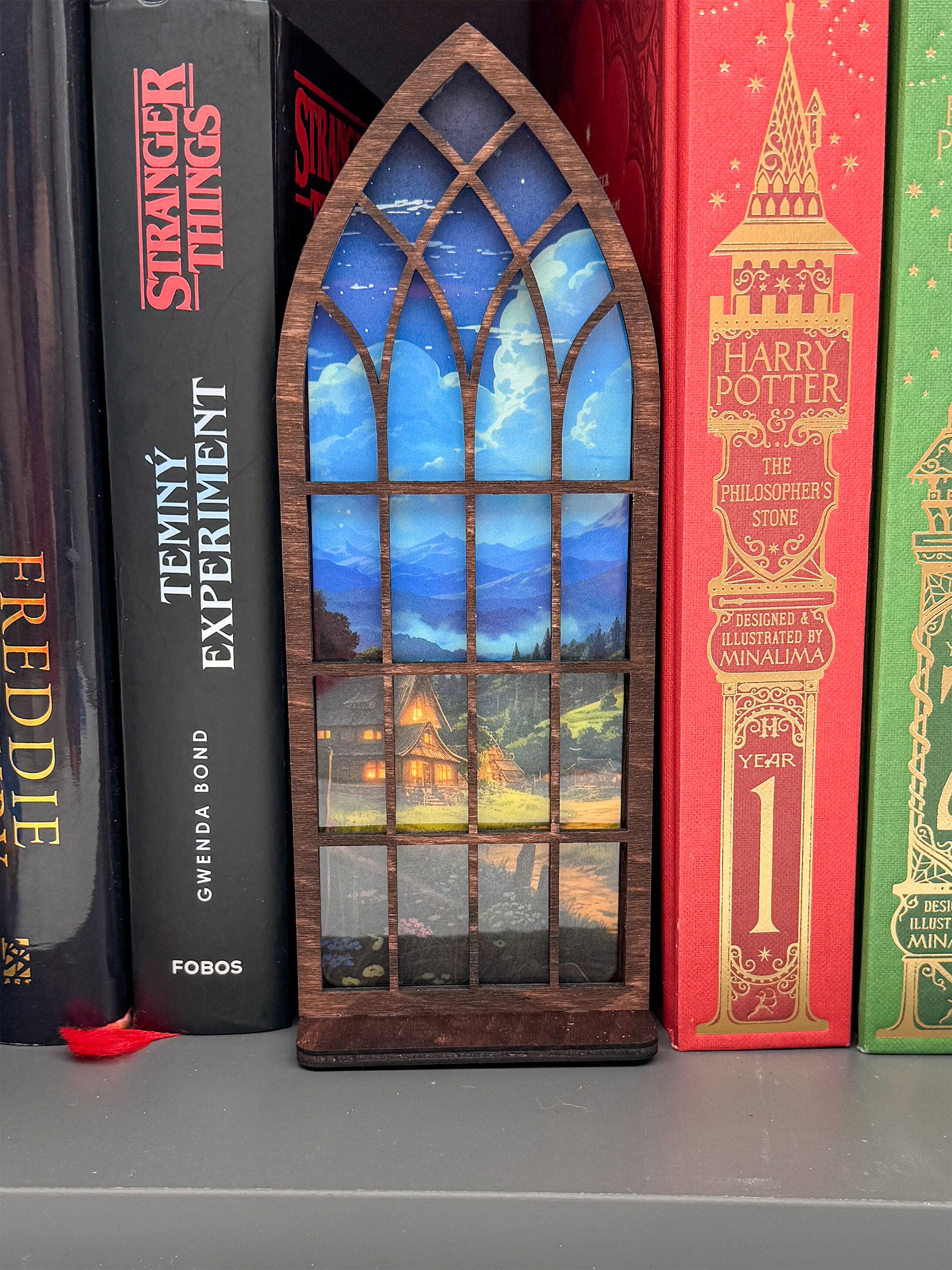 Dřevěné okno mezi knížky