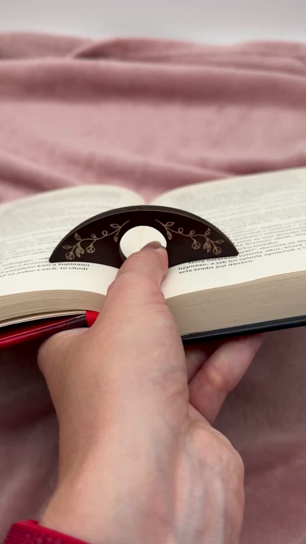 Dřevěný držák stránek na čtení – Motiv květin