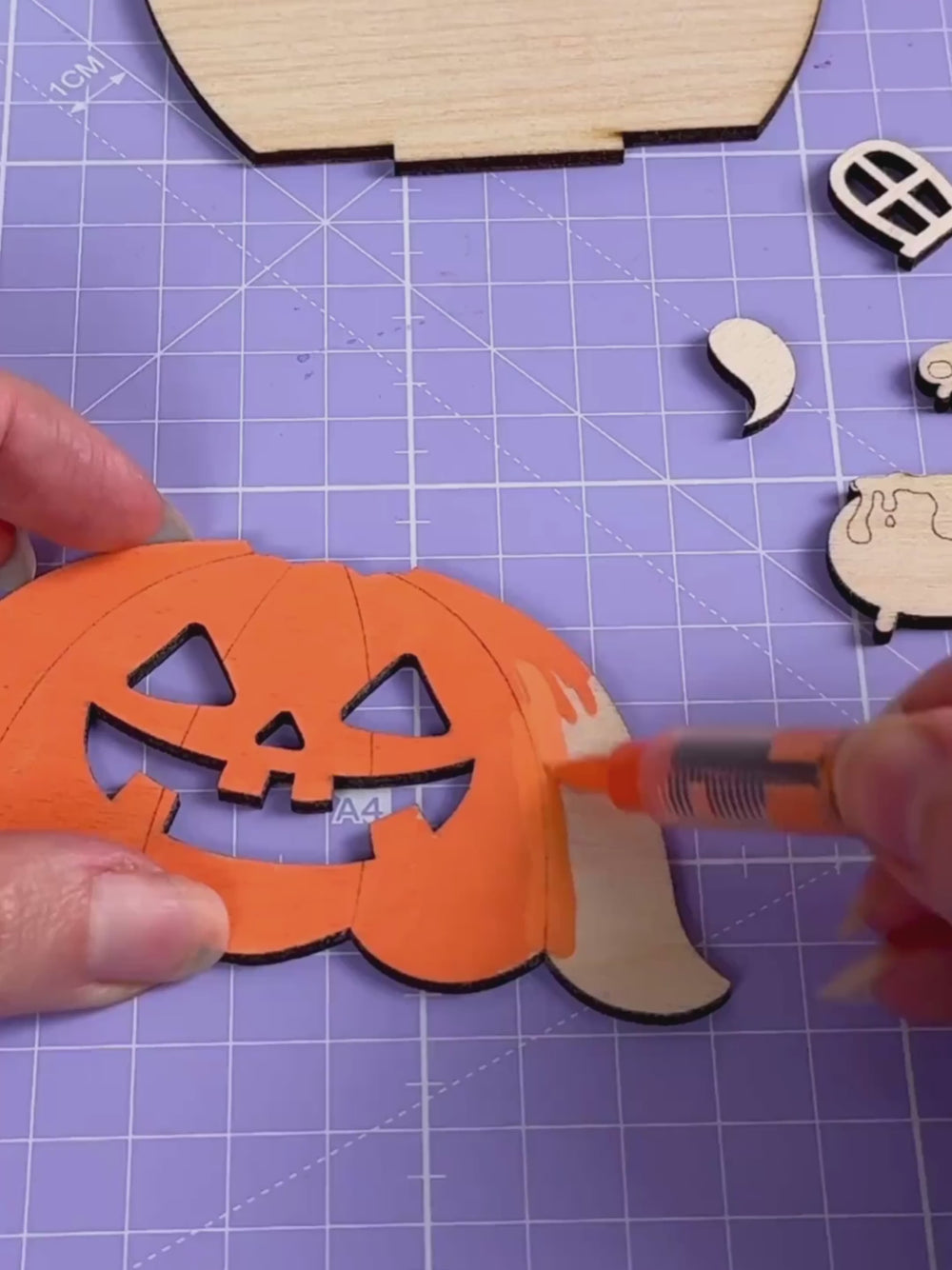 Dřevěná dekorace k dotvoření – Halloween domeček