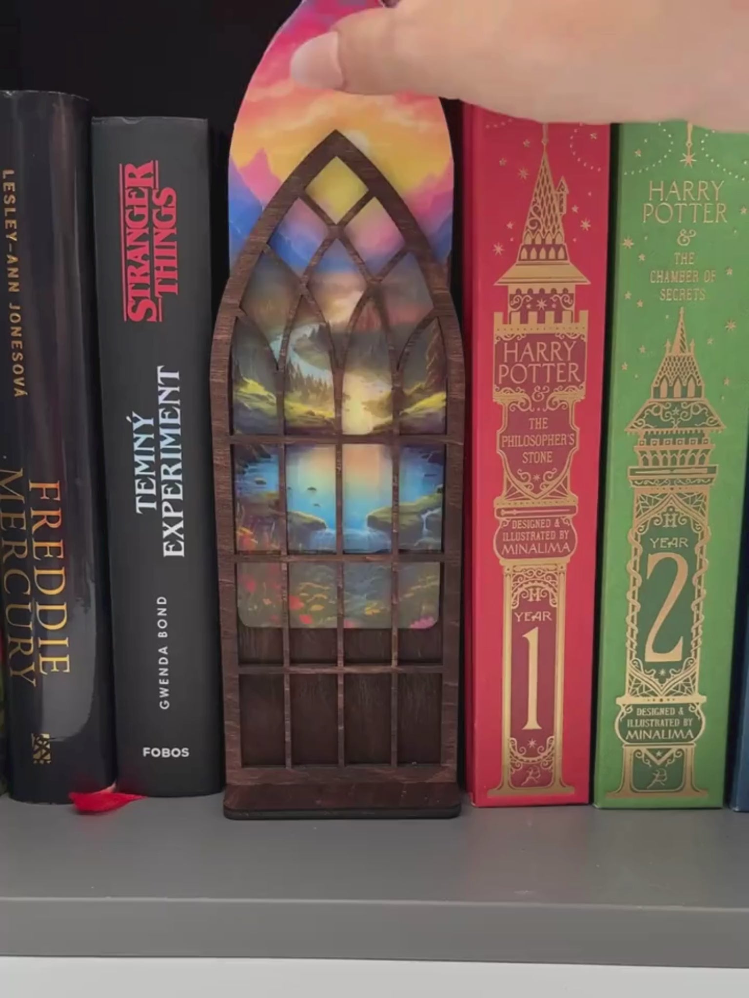 Dřevěné okno mezi knížky