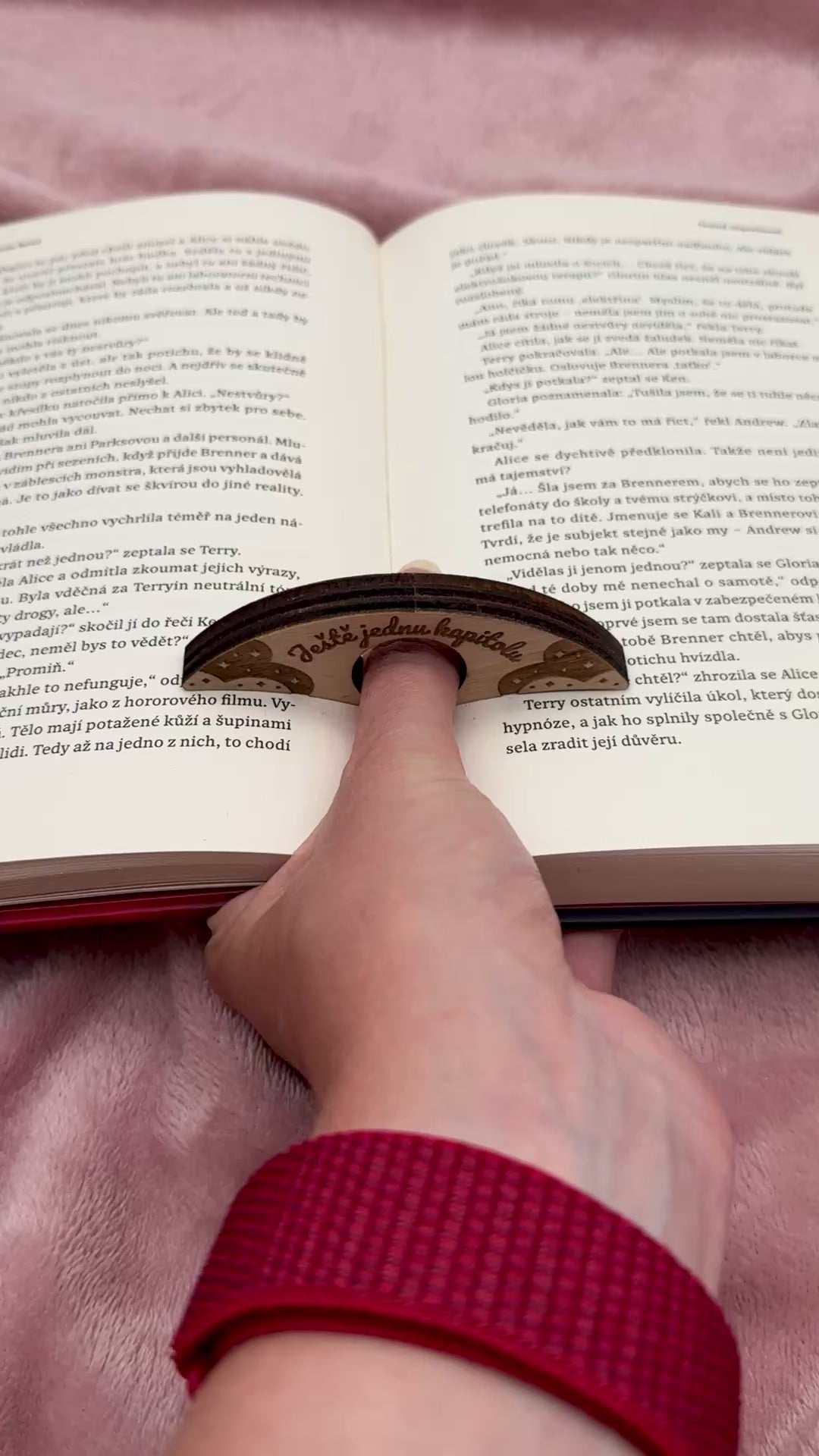 Dřevěný držák stránek na čtení – Ještě jednu kapitolu